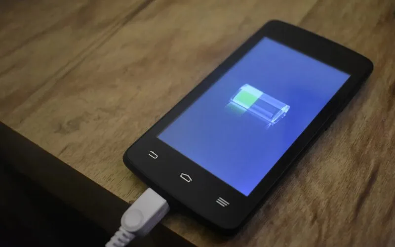 Lee más sobre el artículo NO LE HAGAS ESTO a la batería de tu celular si quieres que dure más